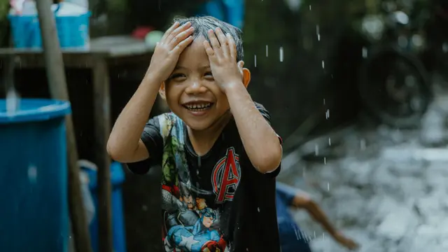 Tips agar Bermain Hujan-hujanan Tidak Sakit