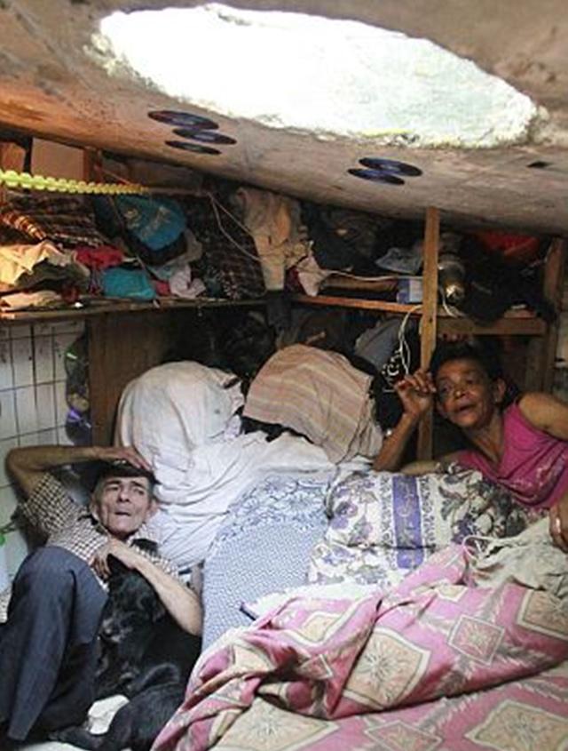 Miguel dan istrinya saat berada di dalam selokan yang mereka sebut sebagai rumah/copyright viral4real.com
