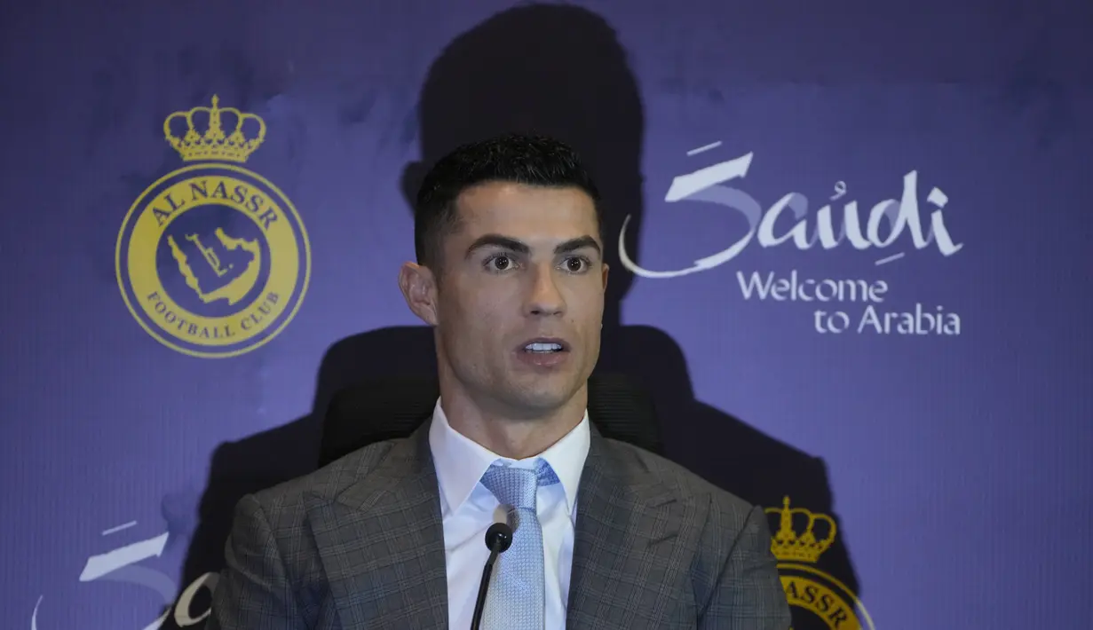 Cristiano Ronaldo menghadiri konferensi pers untuk perkenalan resminya sebagai pemain baru klub Al Nassr di Riyadh, Arab Saudi, Selasa (3/1/2023). Ronaldo, yang telah memenangkan lima penghargaan Ballon d'Ors sebagai pemain sepak bola terbaik di dunia dan lima gelar Liga Champions, akan bermain di luar Eropa untuk pertama kalinya dalam karirnya. (AP Photo/Amr Nabil)