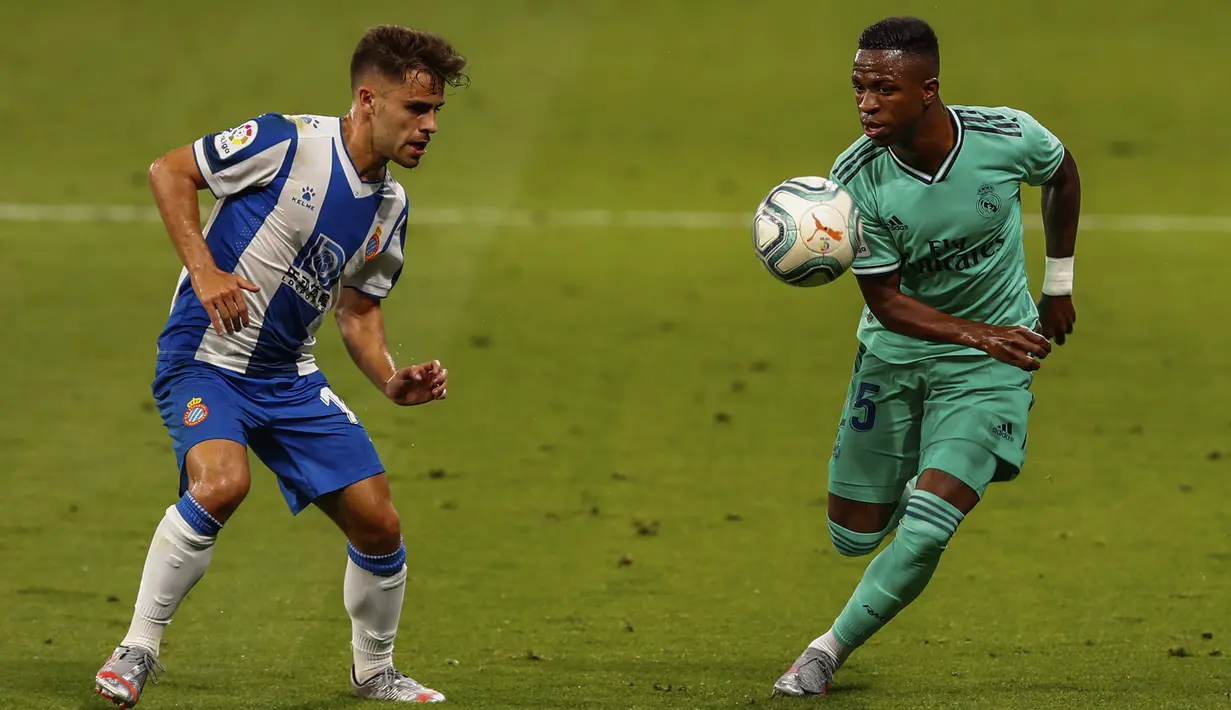 Pemain Real Madrid Vinicius Junior (kanan)berebut bola dengan pemain RCD Espanyol Oscar Melendo pada pertandingan La Liga Spanyol di Stadion Cornella-El Prat, Barcelona, Spanyol, Minggu (28/6/2020). Real Madrid menang 1-0 dan menggeser Barcelona dari puncak klasemen. (AP Photo/Joan Monfort)