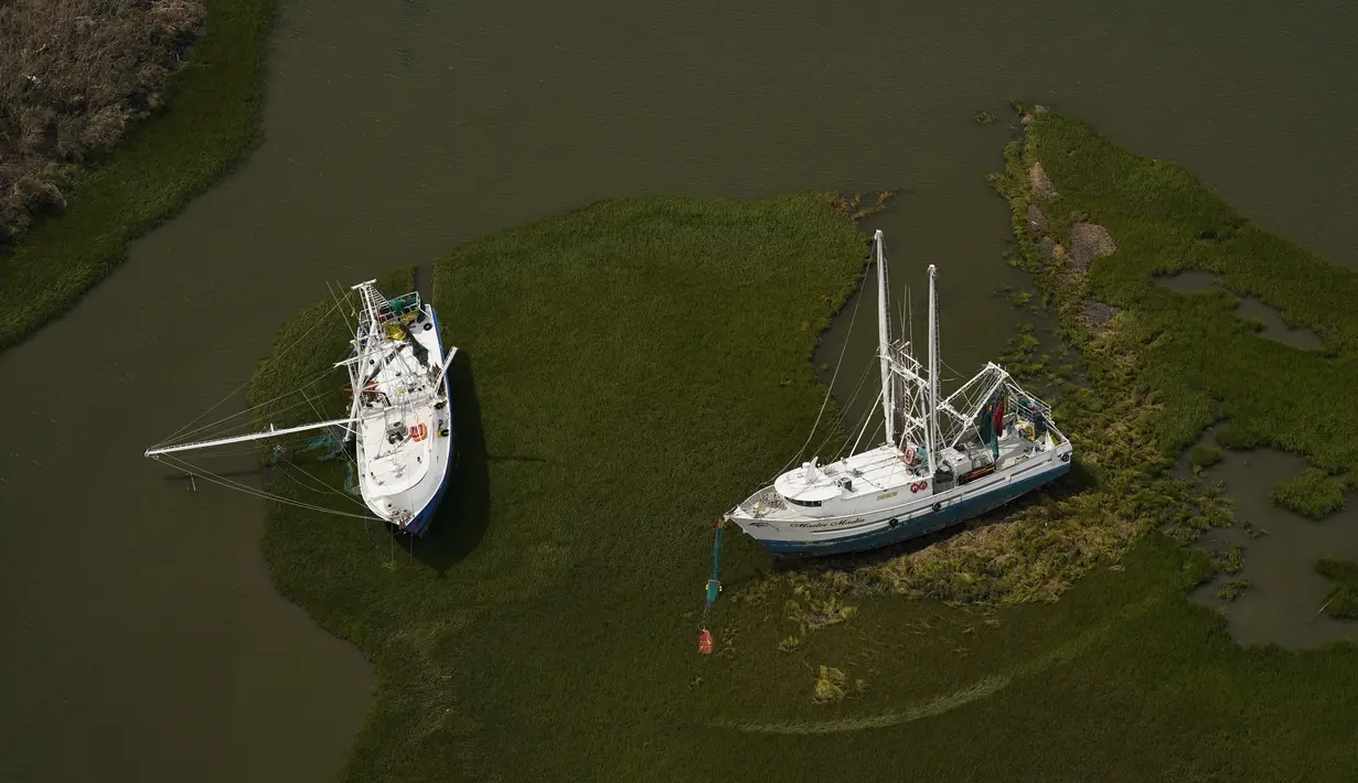 Dalam foto udara ini, kapal-kapal yang rusak terlihat setelah Badai Ida di Golden Meadow, La (6/9/2021). Total korban tewas akibat Badai Ida disebut mencapai 50 orang. (AP Photo/Matt Slocum)