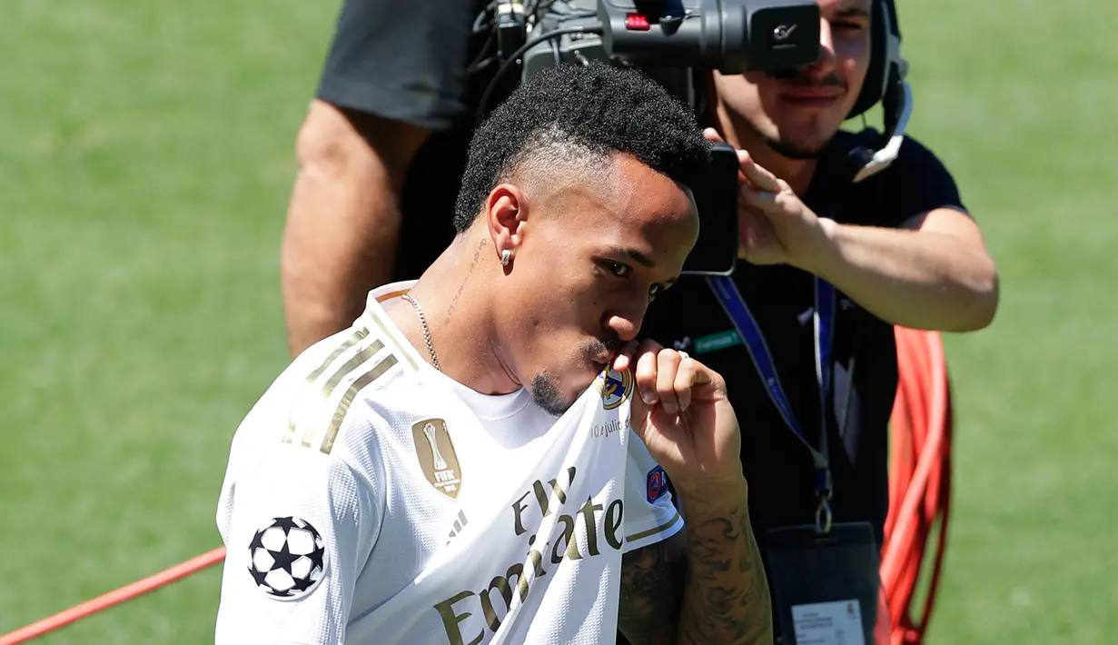 Bek Real Madrid, Eder Militao mencium logo jersey klub barunya selama pengenal dirinya di stadion Santiago Bernabeu di Madrid, Spanyol (10/7/2019). Pemain berusia 21 tahun ini menandatangani kontrak selama enam tahun di Real Madrid. (AP Photo/Manu Fernandez)