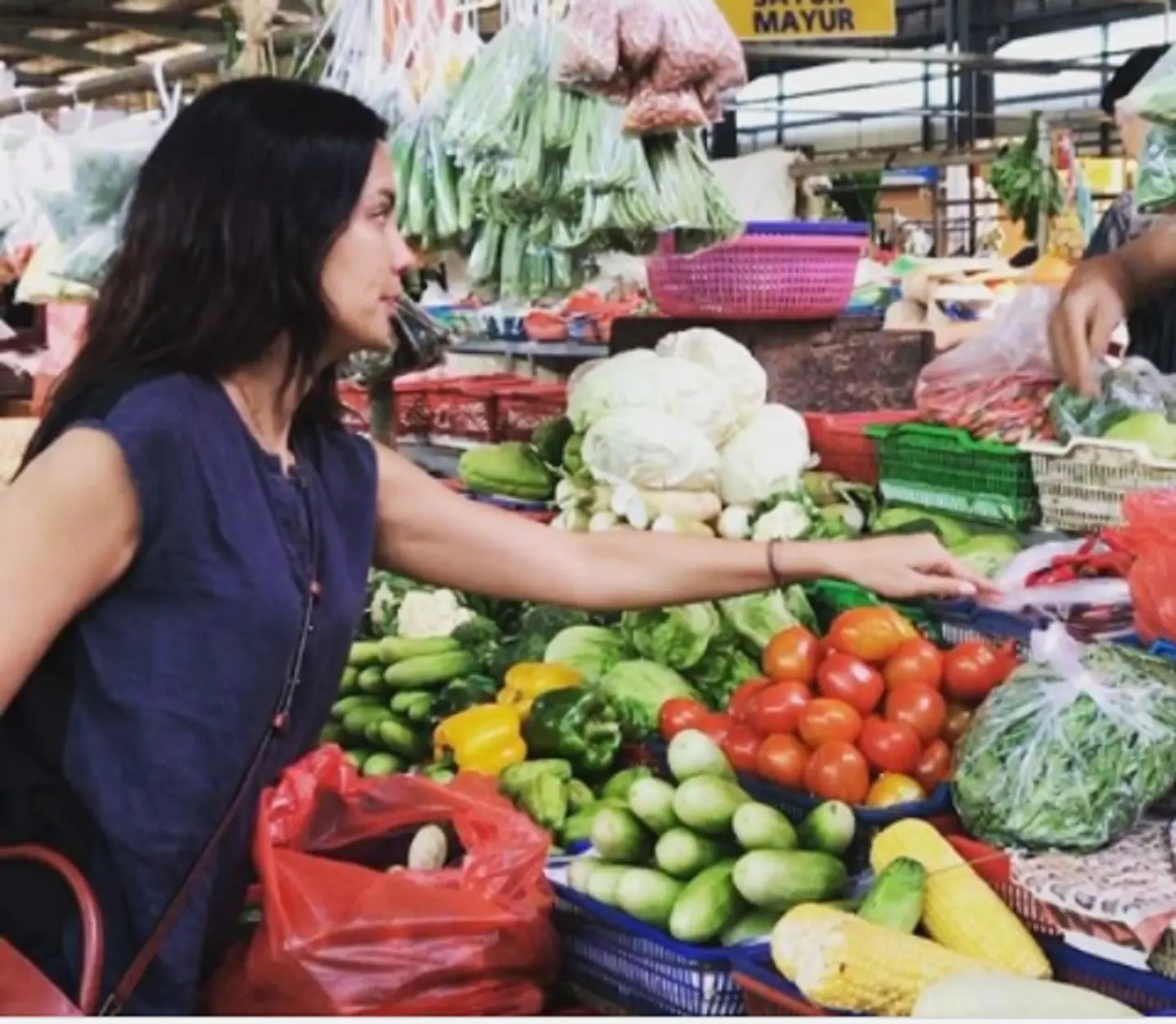 Sophia Latjuba saat berbelanja untuk sahur pertamanya. (Instagram @sophialatjuba88)