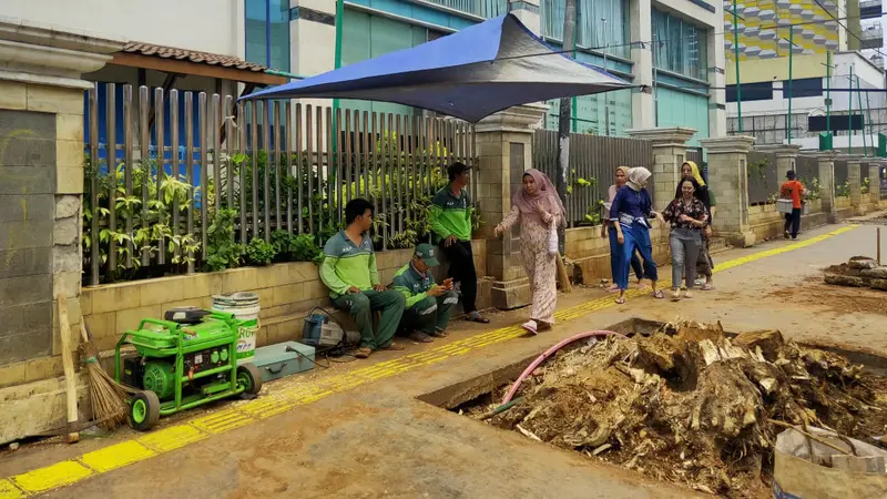 Pohon-pohon besar di kawasan trotoar Cikini, Jakarta Pusat ditebang.  (Liputan6.com/ Rizki Putra Aslendra)