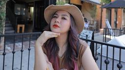 Masih dalam suasana liburan di Los Angeles, Vicky Shu ngopi cantik di sebuah kafe. Lagi-lagi ia tampil dengan makeup bold yang membuatnya tampak lebih ekspresif. Pemilik nama lengkap Vicky Veranita Yudhasoka ini juga tampil fashionable dengan baju dan topi dengan warna senada. (Liputan6.com/IG/@vickyshu)