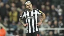 Pemain Newcastle United, Bruno Guimaraes, tampak lesu setelah ditaklukkan AC Milan dalam laga matchday 6 Liga Champions 2023/2024 di St. James' Park, Kamis (14/12/2023). Takluk dengan skor 1-2 membuat langkah The Magpies di Liga Champions terhenti. (AP Photo/Scott Heppell)