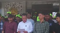 Puluhan simpatisan bersama tiga Kader sekaligus pengurus Partai Kebangkitan Bangsa (PKB) DPC Garut, Jawa Barat, melaporkan bekas Sekretaris Jenderal DPP PKB Lukman Edy ke kepolisian resort Garut. (Liputan6.com/Jayadi Supriadin)