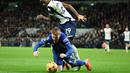 Pemain Chelsea, Cole Palmer, dilanggar pemain Tottenham Hotspur, Pape Matar Sarr, pada laga Liga Inggris di Stadion Tottenham Hotspur, Minggu (9/12/2024). (AP Photo/Ian Walton)