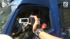 Satpol PP Jakarta Timur merazia pak ogah di Jalan Raya Bekasi, seorang pak ogah menangis saat ditangkap