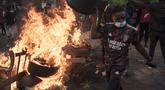 Seorang demonstran berjalan melewati barikade yang dibakar selama protes untuk mendukung pemimpin oposisi utama Ousmane Sonko di Dakar, Senegal, Senin (29/5/2023). (AP Photo/Leo Correa)