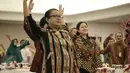 Menko PMK Puan Maharani bersama sejumlah menteri dan para undangan melakukan senam peregangan otot sebelum membuka rangkaian acara Gerakan Masyarakat Hidup Sehat (Germas) di Kantor Kemenko PMK, Jakarta, Rabu (22/2). (Liputan6.com/Faizal Fanani)
