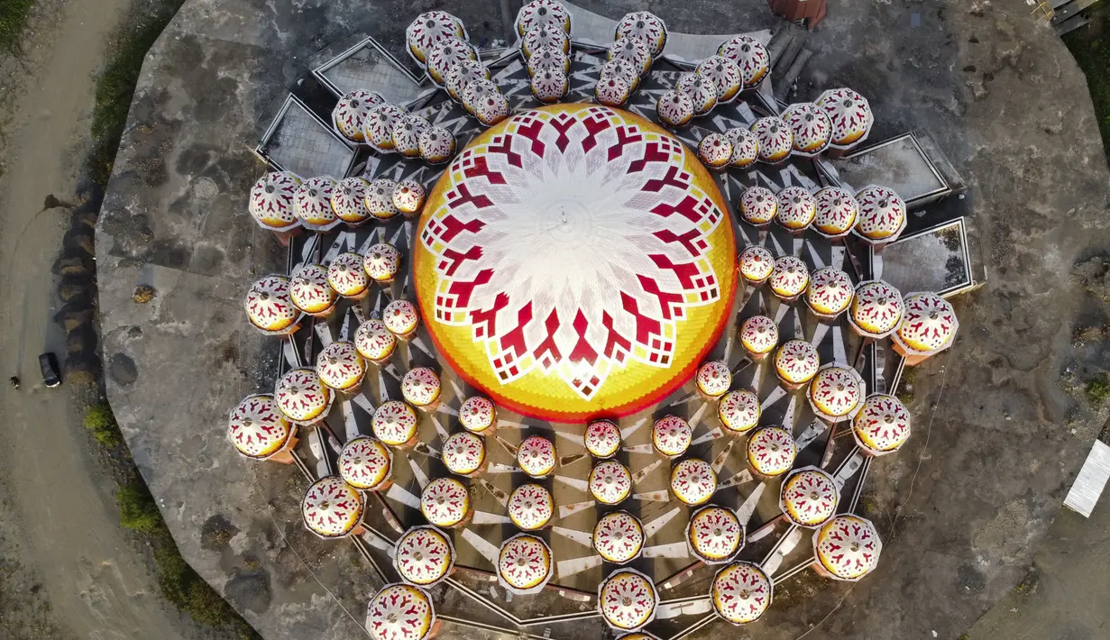 Foto udara menunjukkan pemandangan Masjid 99 Kubah selama bulan suci Ramadhan di Makassar (18/4/2021). Sesuai namanya, masjid ini dipercantik dengan puluhan kubah. Kubah-kubah berbagai ukuran, mulai dari kecil hingga besar, semua menghiasi bagian atas masjid.  (AFP/Indra Abriyanto)