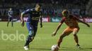 Pemain AremaFC, Fillipe  (kiri) berusaha melewati hadangan pemain PBFC, Michael Orah pada laga Final Piala Presiden 2017 di Stadion Pakansari, Bogor, Minggu (12/3/2017). (Bola.com/Vitalis Yogi Trisna)