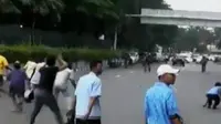 Demo sopir taksi di depan Gedung DPR, Senayan, berimbas bentrok. Sementara itu, 3 Korban heli jatuh di Poso, Sulawesi Tengah, dimakamkan.