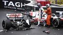 Pembalap Tim Haas, Mick Schumacher dibantu oleh marshall keluar dari mobilnya usai mengalami kecelakaan saat Formula 1 GP Monako yang berlangsung di Circuit de Monaco, Minggu, 29 Mei 2022. (AP/Pool/Christian Bruna)