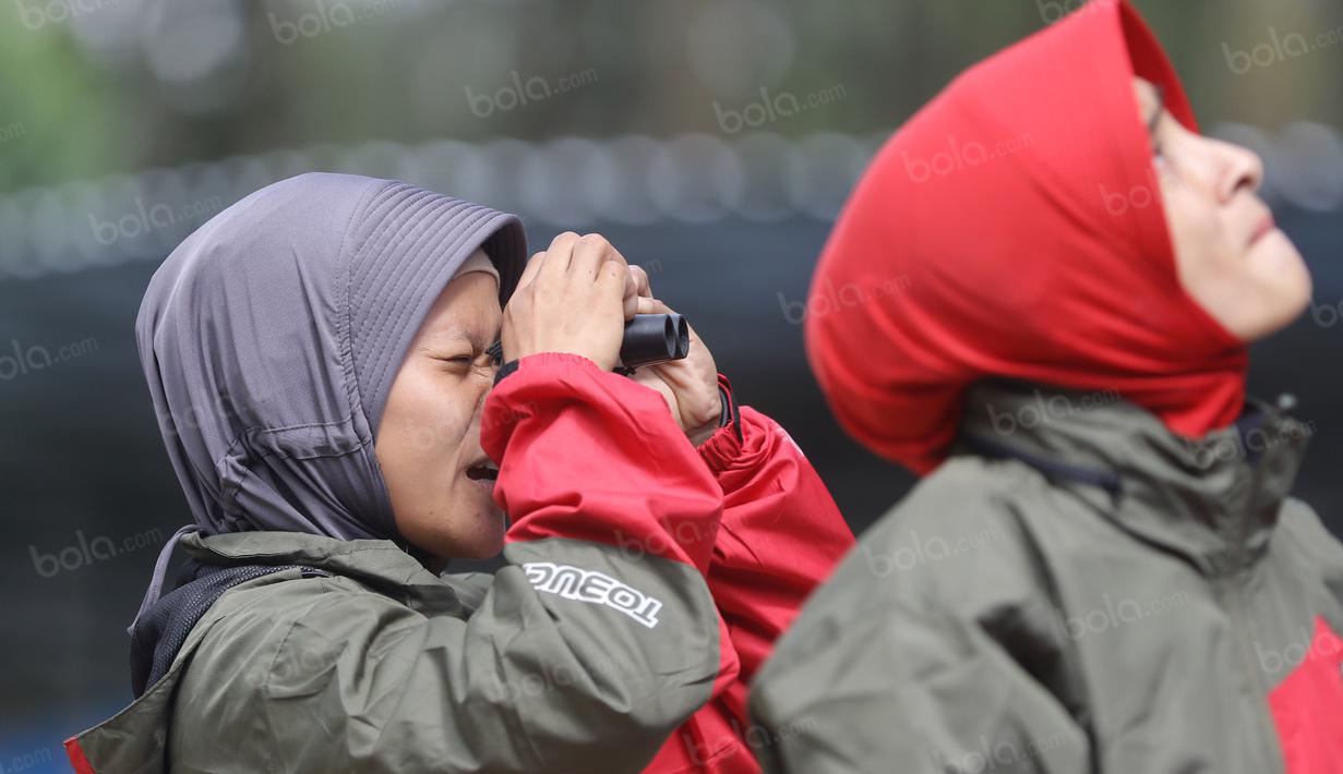 Atlet Panjat Tebing DKI Jakarta, mencari titik panjat saat mempelajari track pada kategori Lead Cabang Panjat Tebing PON XIX Jabar 2016 di Cikole, Bandung. (Bola.com/NIcklas Hanoatubun)