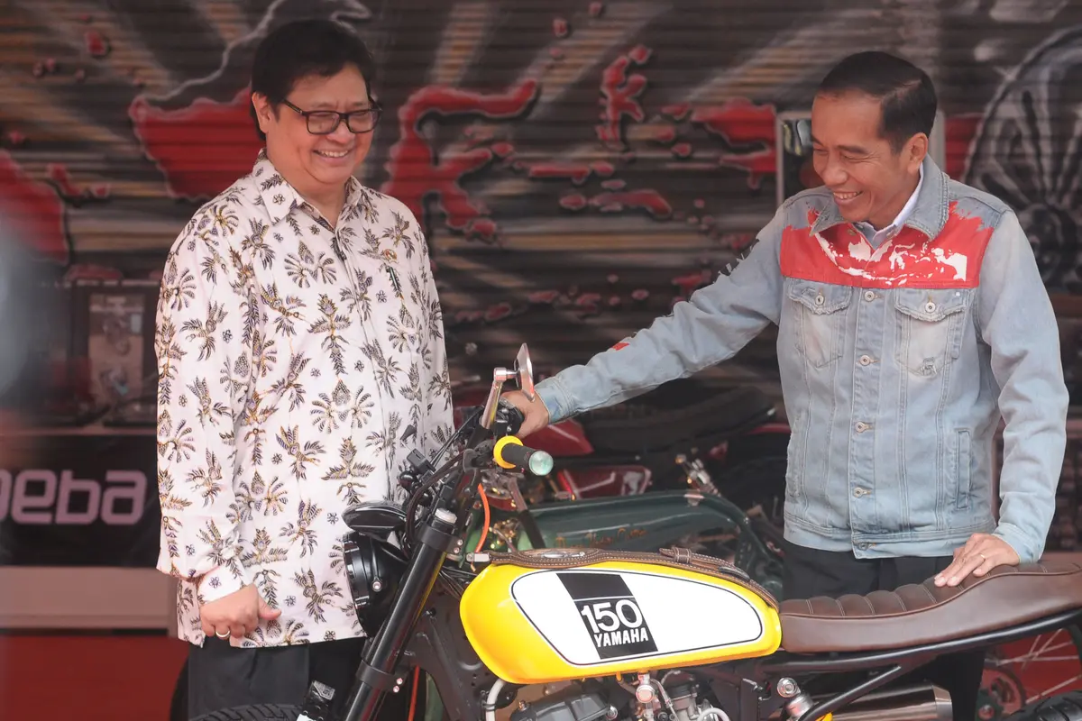 Kenakan Jaket Jeans, Presiden Jokowi Tinjau IIMS 2018