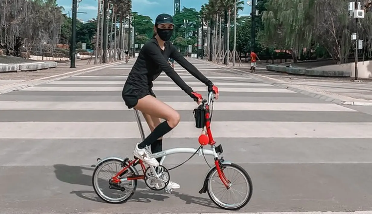 <p>Kirana Larasati menikmati waktunya dengan bersepeda. Di sini, ia memperlihatkan dirinya sedang bersepeda dengan outfit kaus lengan panjang dan mini pants berwarna hitam, kaus kaki panjang hitam, dan sepatu putih. Ia melengkapi penampilannya dengan masker dan topi. Foto: Instagram.</p>