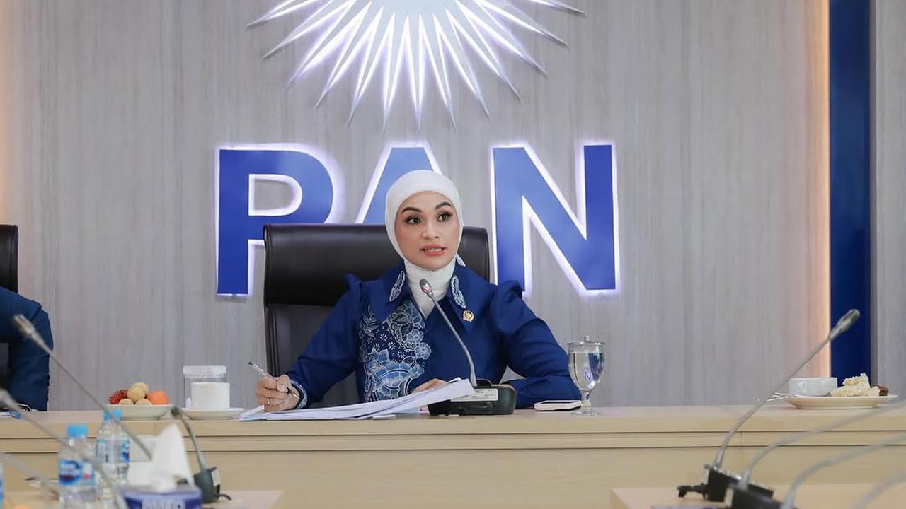 Potret Putri Zulhas saat Pimpin Rapat, Auranya Berkharisma