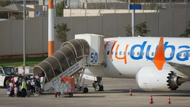 Penumpang menaiki pesawat FlyDubai di Bandara Internasional Ben Gurion, dekat Tel Aviv, Israel, Rabu (30/9/2026).