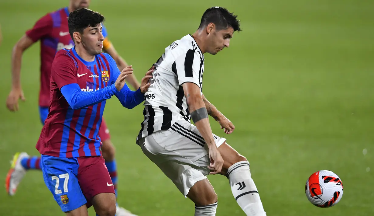 Juventus tak tinggal diam. Alvaro Morata (kanan) ciptakan umpan terukur ke Christiano Ronaldo untuk membuat peluang di menit ke-15. Sayangnya tembakan jarak dekat Ronaldo masih dapat dihentikan oleh Neto. Skor 1-0 akhirnya bertahan hingga turun minum. (Foto: AFP/Pau Barrena)