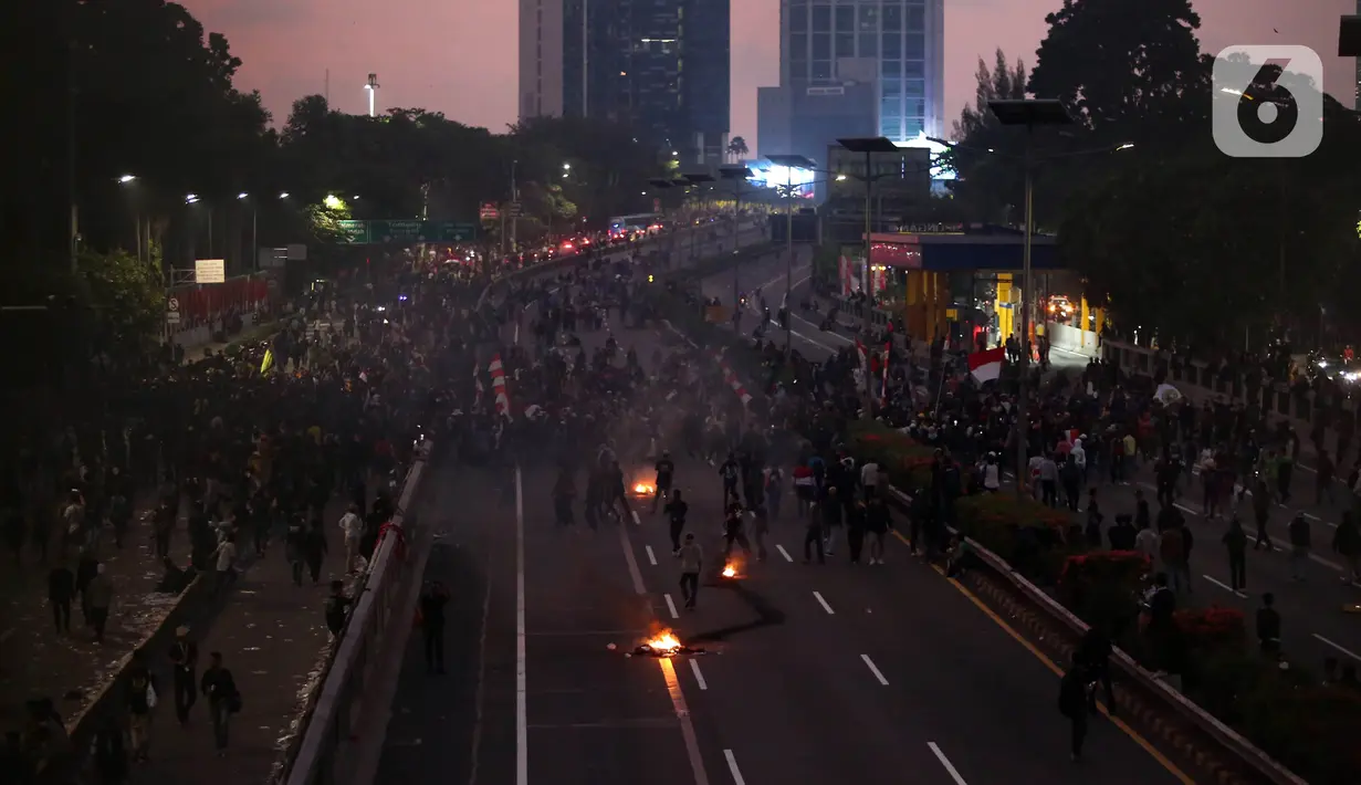 Aksi unjuk rasa terkait sikap DPR RI terhadap putusan Mahkamah Konstitusi (MK) terkait UU Pemilihan Kepala Daerah (Pilkada). (Liputan6.com/Angga Yuniar)