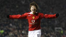2. Ji Sung Park (Manchester United) – Pemain yang berposisi sebagai gelandang serang ini merupakan pemain penting Setan Merah era Sir Alex Ferguson. Tujuh tahun bersama The Red Devils mantan kapten Korsel ini mengoleksi 19 gol. (AFP/Simon Bellis)