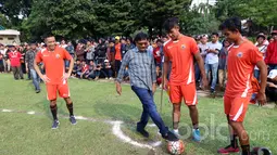 Cawagub DKI Jakarta, Djarot Saiful Hidayat menendang bola bersama pemain Persija di Lapangan Banteng, Jakarta, Selasa (11/4/2017). Tim Persija memiliki jadwal dua minggu sekali untuk jumpa fans lewat latihan. (Bola.com/Nicklas Hanoatubun)