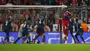 Gol kedua Bayern dicetak Jerome Boateng (Reuters/Michaela Rehle)