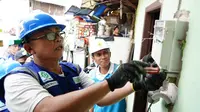 Program penggantian menjadi Smart Meter AMI di lingkungan kerja PLN Unit Induk Distribusi Jakarta Raya pada tahun 2023 dimulai hari ini di kawasan Teguk Gong, Jakarta Utara, yang merupakan pelanggan PLN UP3 Bandengan. Dok PLN