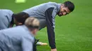 Gelandang Liverpool, Emre Can melakukan pemanasan saat latihan di kompleks pelatihan Melwood di Liverpool, Inggris (25/9). Liverpool akan bertanding melawan Spartak Moscow pada Grup E Liga Champions. (AFP Photo/Paul Ellis)