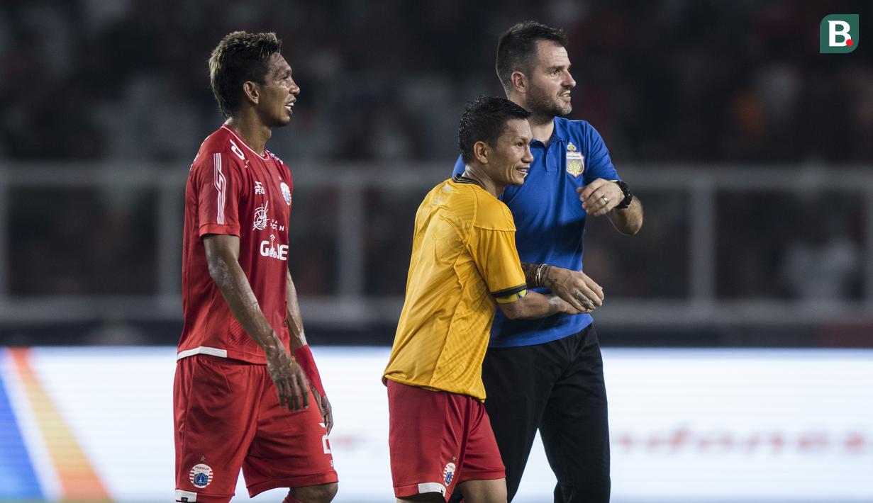 Bek Persija Jakarta, Ismed Sofyan, memakai jersey bek Bhayangkara FC, Vladimir Vujovic, usai laga Liga 1 di SUGBK, Jakarta, Jumat (23/3/2018). Hal ini menarik karena keduanya sempat terlibat konflik. (Bola.com/Vitalis Yogi Trisna)