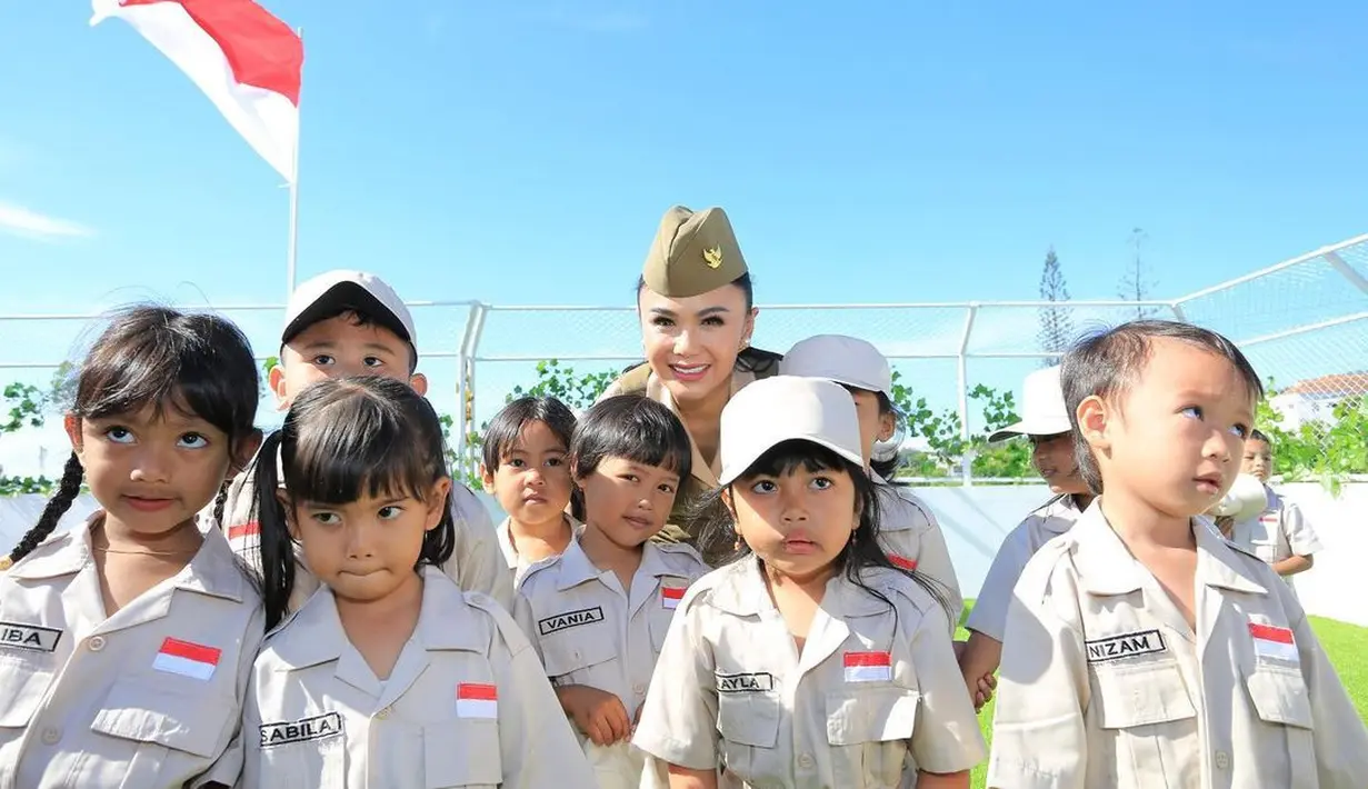 “Untuk pertama kalinya, Kami PAUD @cahayapermataabadi melaksanakan Upacara Bendera Menyambut HUT RI ke 77 di gedung sekolah sendiri, yang kebetulan letaknya di Rooftop,” tulis Yuni Shara. “Jadi Upacara bendera pagi tadi terasa Indah dan sejuk udaranya. Alhamdulillah,” pungkasnya menyertai 10 foto yang diunggah di akun Instagram terverifikasi, Rabu (17/8/2022). (Foto: Dok. Instagram @yunishara36)