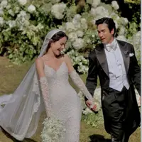 Urassaya Sperbund dan Nadech Kugimiya Menika di Norwegia. [@urassayas]