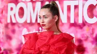 Penyanyi dan artis Hollywood, Miley Cyrus berpose saat tiba menghadiri pemutaran perdana film "Isn't It Romantic" di Los Angeles (11/2). Miley Cyrus tampil memesona dengan gaun berwarna merah Maison Valentino. (AFP Photo/Jean-Baptiste Lacroix)