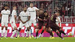 Tampil dihadapan pendukung sendiri, Die Roten mencukur Bayer Leverkusen dengan empat gol tanpa balas. (AP/Matthias Schrader)