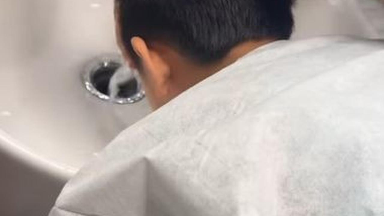 Terlihat Rafathar dicuci rambut sambil digoda sang ibu.<br>
