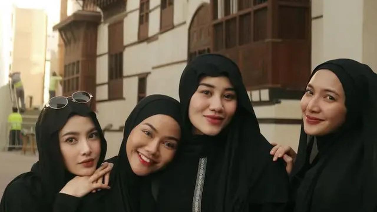 Dian Sastrowardoyo Unggah Foto Umrah Pakai Hijab Putih, Disebut Bidadari Surga