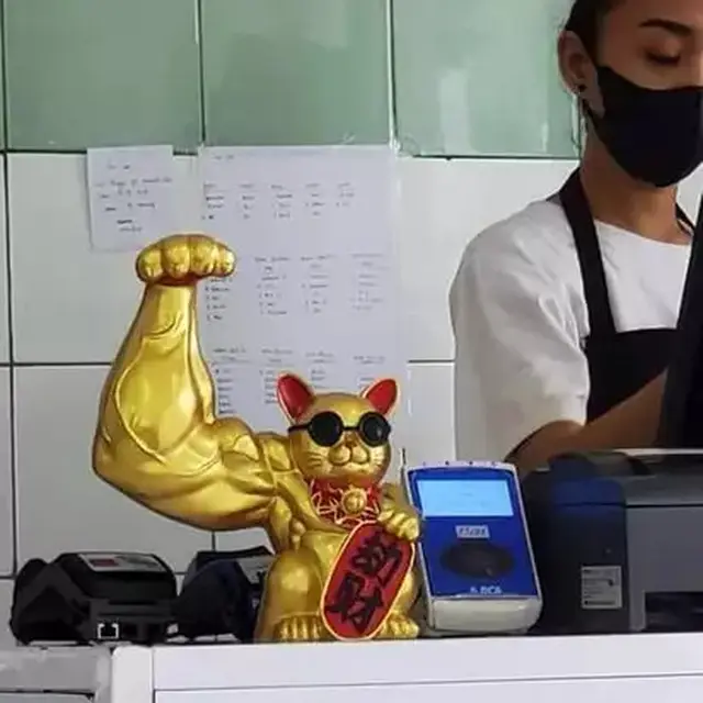 6 Potret Barang Nyeleneh di Meja Kasir Ini Bikin Salah Fokus ketika Mau Bayar