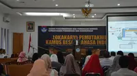 Suasana Lokakarya Pemutakhiran KBBI saat Ketua Badan Bahasa, Prof. Dr. Dadang Sunendar saat menyampaikan pemaparannya