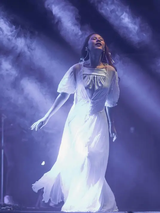 Dress vintage yang satu ini tak kalah memesona ketika dikenakan Nadin Amizah. [Foto: Instagram/cakecaine]