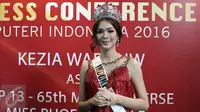 Puteri Indonesia 2016, Kezia Warouw saat berbagi cerita dengan awak media di Graha Mustika Ratu, Jakarta, Selasa (7/2). Kezia Warouw meraih Miss Phoenix Best Smile dalam ajang Miss Universe 2016 di Manila. (Liputan6.com/Herman Zakharia)