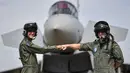 Pilot Israel (kiri) dan pilot Jerman berpose di depan Eurofighter, Noervenich, Jerman, Kamis (20/8/2020). Pilot Israel dan Jerman akan terbang bersama selama dua minggu ke depan selama latihan Angkatan Udara gabungan pertama di Jerman. (AP Photo/Martin Meissner)