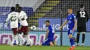 Pemain Leicester City Christian Fuchs (tengah) bereaksi usai mencetak gol ke gawang Leicester City pada pertandingan Piala Liga Inggris di Stadion King Power, Leicester, Inggris, Rabu (23/9/2020). Arsenal mengalahkan Leicester City 2-0. (AP Photo/Rui Vieira, Pool)