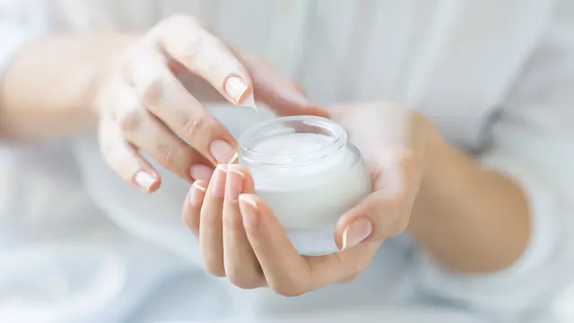 4 Kandungan Skincare yang Ampuh Menenangkan Kulit Kering dan Tips Layering yang Tepat