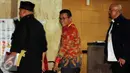 Anggota Komisi III Fraksi PDIP, Masinton Pasaribu berada di dalam gedung KPK, Jakarta, Kamis (10/3). Kedatangan mereka bertujuan untuk menyerahkan beberapa dokumen hasil pendalaman terhadap sejumlah kasus di PT Pelindo II. (Liputan6.com/Helmi Afandi)