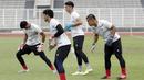 Kiper Timnas Indonesia melakukan pemanasan saat sesi latihan di Stadion Madya, Jakarta, Selasa, (18/2/2020). Untuk meningkatkan performa kiper, Shin Tae-yong menambah porsi waktu latihan. (Bola.com/M Iqbal Ichsan)