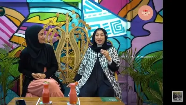 Desy Ratnasari saat berbincang dengan Shireen Sungkar