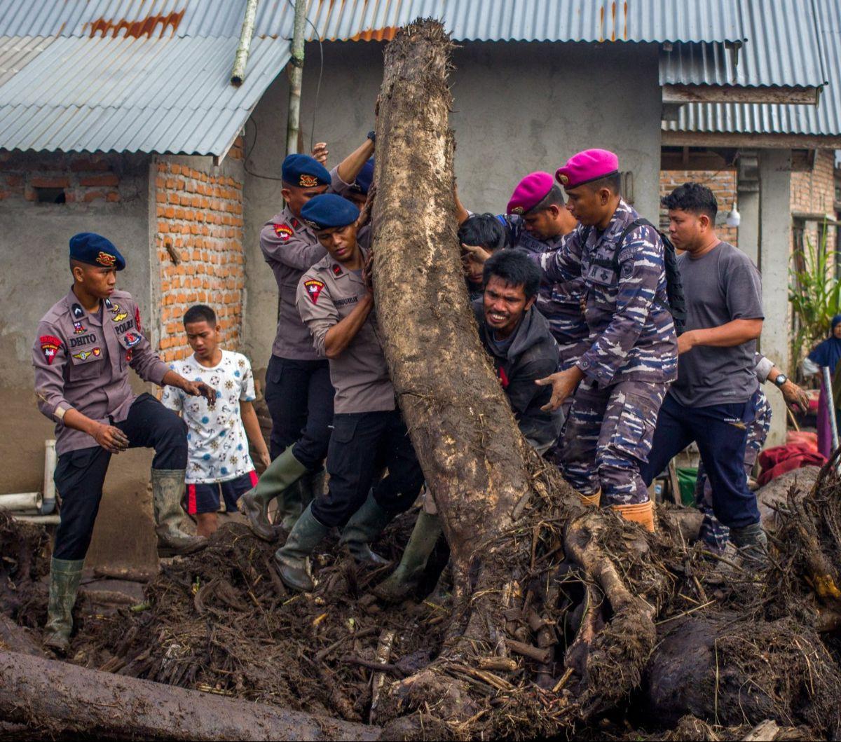 Tim penyelamat dan warga memindahkan kayu-kayu yang terbawa banjir bandang saat mencari korban hilang di Desa Batu Taba, Kabupaten Agam, Sumatera Barat (Sumbar), Selasa (14/5/2024). Tim SAR gabungan terus berjibaku melakukan pencarian terhadap korban banj
