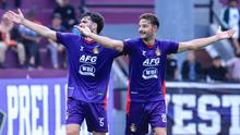 Selebrasi dua pemain Spanyol, Jon Toral dan Jose Enrique, saat Persik Kediri mengalahkan Bali United 3-2 pada pekan ke-19 BRI Super League di Stadion Brawijaya Kota Kediri, Jumat (30/1/2026). (Bola.com/Gatot Sumitro)